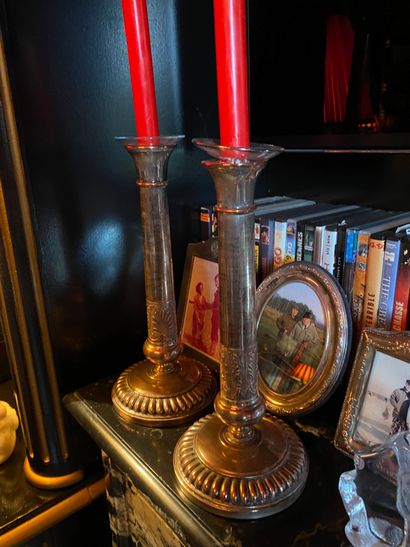 Pair of candlesticks in silver plated metal
Base...