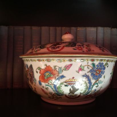 CHINE
Porcelain covered broth with polychrome...
