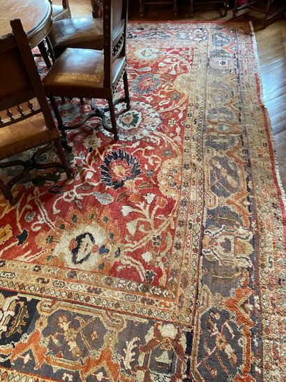 Important wool carpet
Red field with flowers
Navy...
