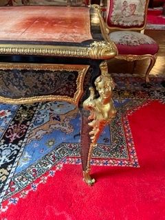 Flat middle desk in Boulle marquetry of brass...