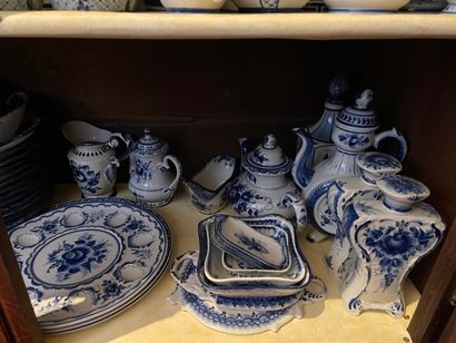 
Important table service in blue and white...
