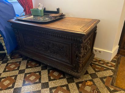 Important oak and natural wood chest
Uprights...