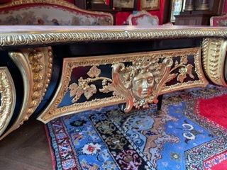 Flat middle desk in Boulle marquetry of brass...