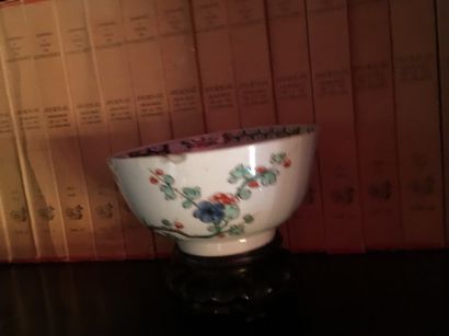 CHINE
Bowl with polychrome decoration of...