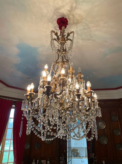 In the large dining room:
Important gilt...