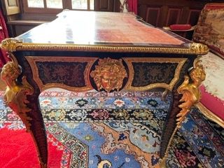 Flat middle desk in Boulle marquetry of brass...