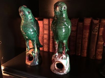 CHINE
Two parrots in green enamelled stoneware
19th...