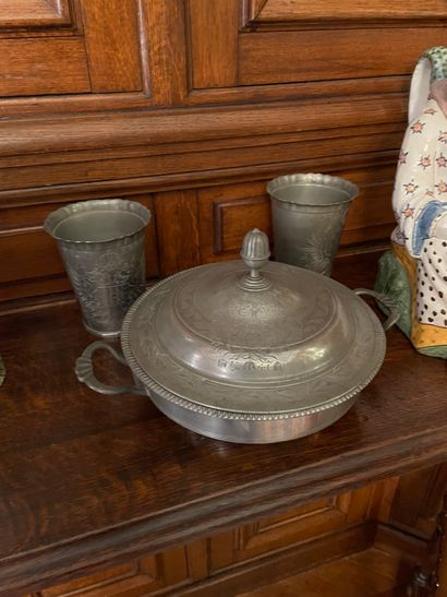 Pewter lot
Including a samovar, two large...