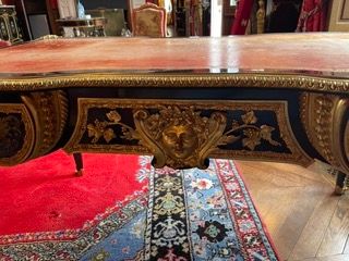 Flat middle desk in Boulle marquetry of brass...