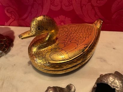 Gilded lacquer box decorated with a duck
Japan...