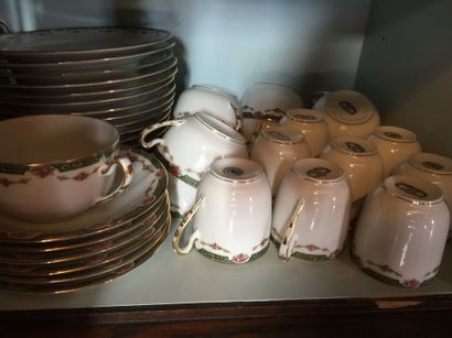 LIMOGES et PARIS
Porcelain service with polychrome...