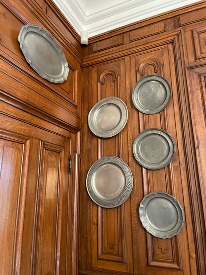 Lot of pewter dishes
Including five circular...