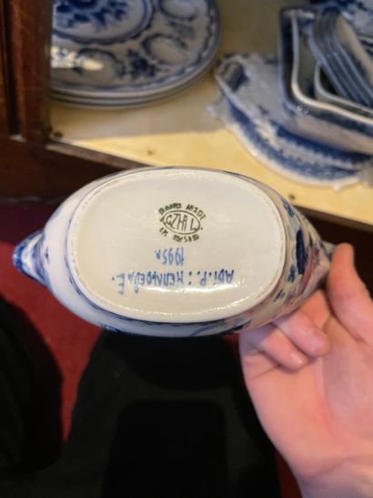 
Important table service in blue and white...