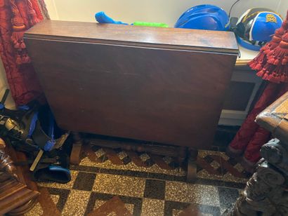 Mahogany and veneer gate-leg table
19th century
H....