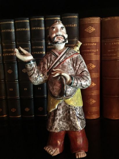 CHINE
Seven figures of dignitaries in porcelain...