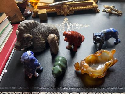 Lot of about ten animals in hard stone, nephrite,...