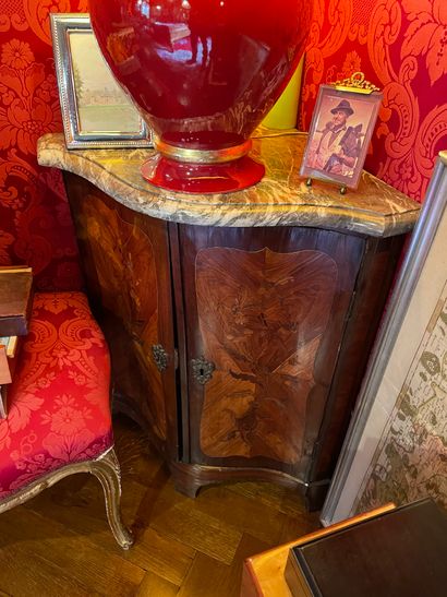 Pair of veneered and inlaid wood corner cabinets
Curved...