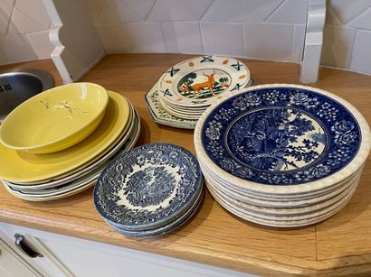 Lot of twenty-six plates and five saucers...