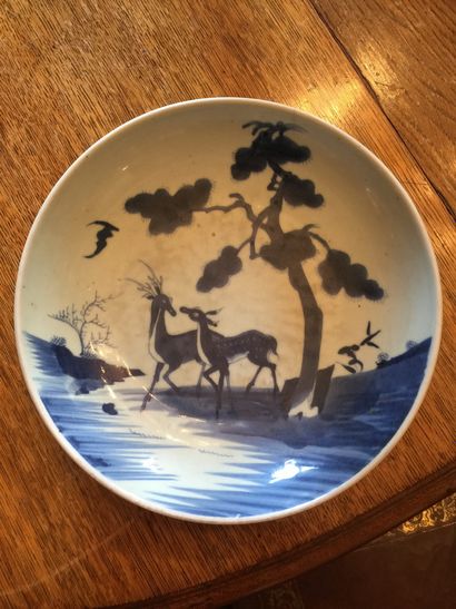 CHINE
Round porcelain cup with blue underglaze...