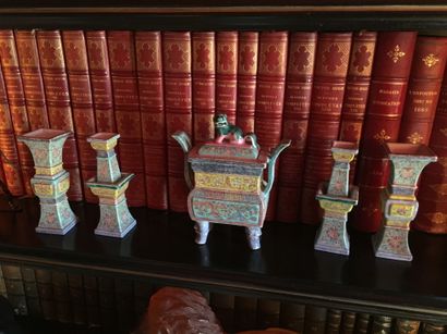 CHINE
Set of five porcelain vases including...