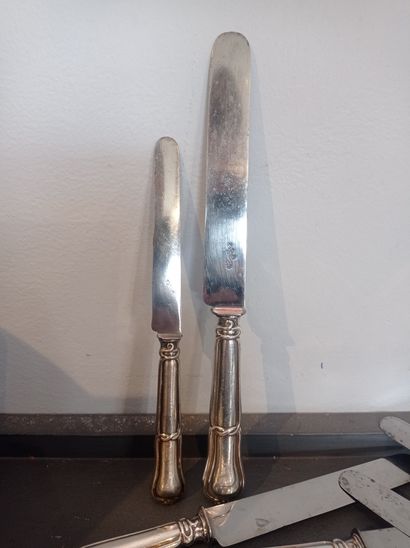 Suite of 6 large knives and 7 cheese knives
Gordian...