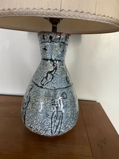 Foot of lamp
In cracked gray ceramic
With...