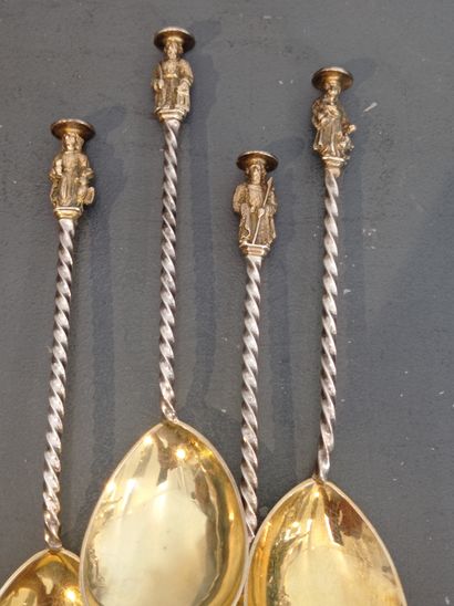 Set of 4 serving spoons
In English silver...