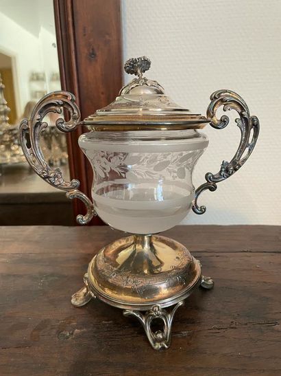 Drageoir on pedestal
In foreign silver 835°/°°
Resting...