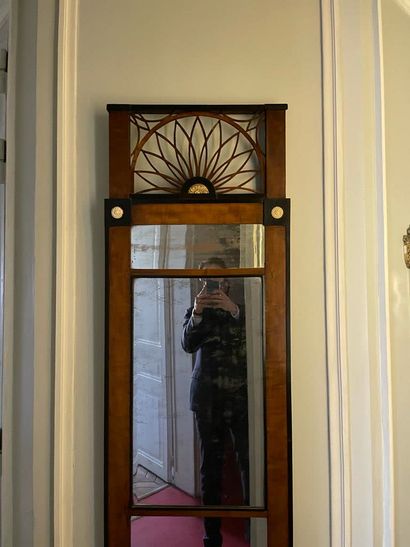 Important mirror
In mahogany veneer
The pediment...