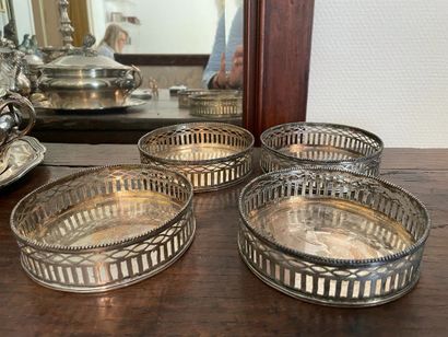 Suite of four coasters In Dutch silver 835°/°°
Decorated...