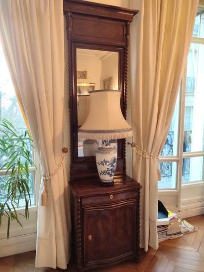 Piece of furniture
In walnut veneer
Opening...