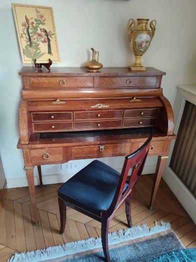 Cylinder desk
In veneer
Opening with three...
