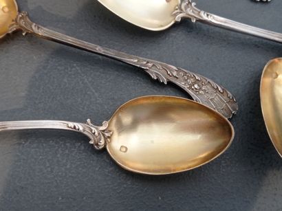 Suite of 6 tea spoons
In chased silver 950°/°°...