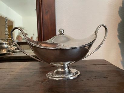 Covered nave sauceboat
In English silver...