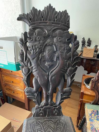 Stool chair In carved wood
The front base...