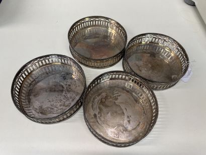 Suite of four coasters In Dutch silver 835°/°°
Decorated...