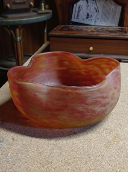 DAUM-NANCY
Cup with quadrilobed neck
In yellow-orange...