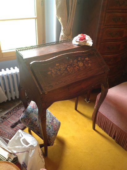 Small lady's desk
In wood veneer and marquetry...