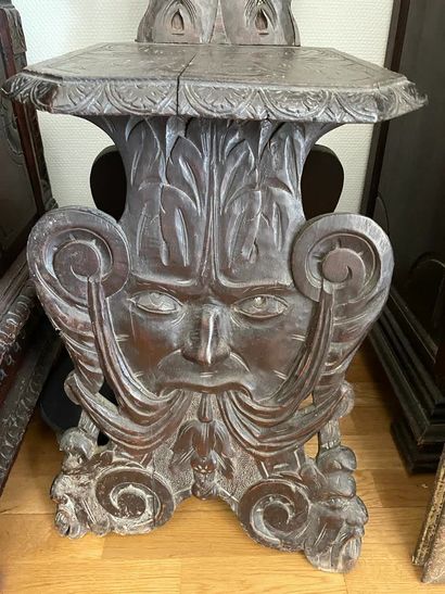 Stool chair In carved wood
The front base...