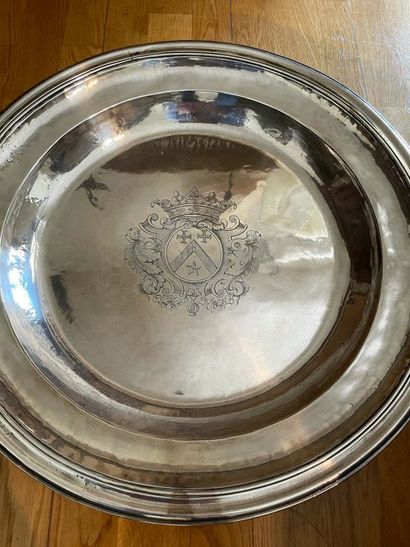 Important round dish of presentation
In silver...
