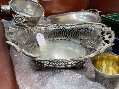 Openwork basket
In Dutch silver 835°/°°
Resting...