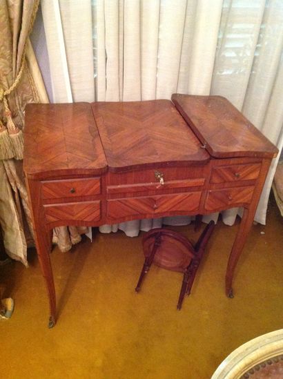 Dressing table
In wood veneer and frieze
The...