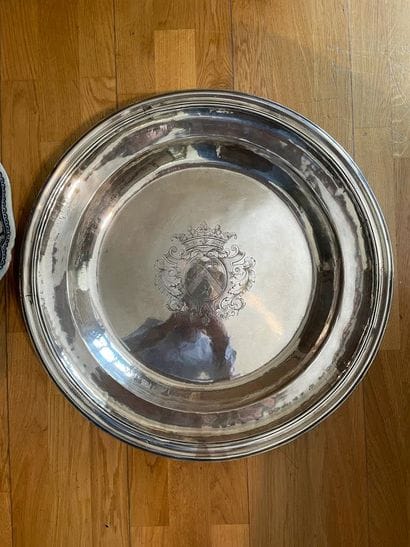 Important round dish of presentation
In silver...