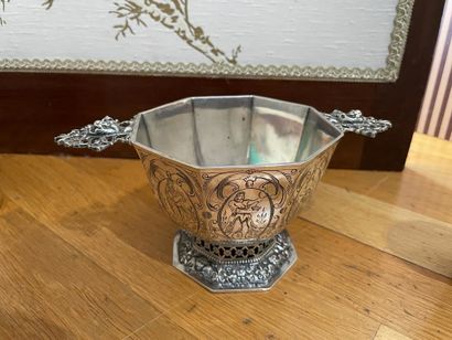 Octagonal bowl on pedestal
In Dutch silver...