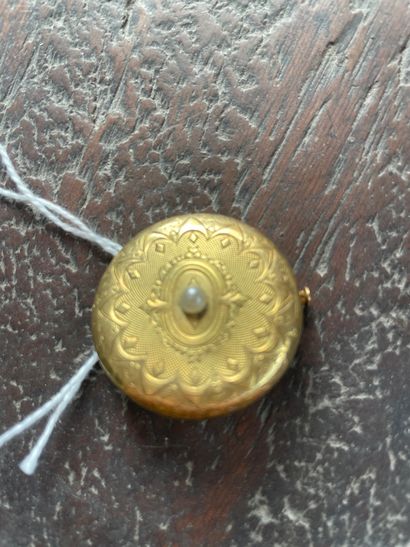 Round brooch In chased gold 750°/°°
Enhanced...