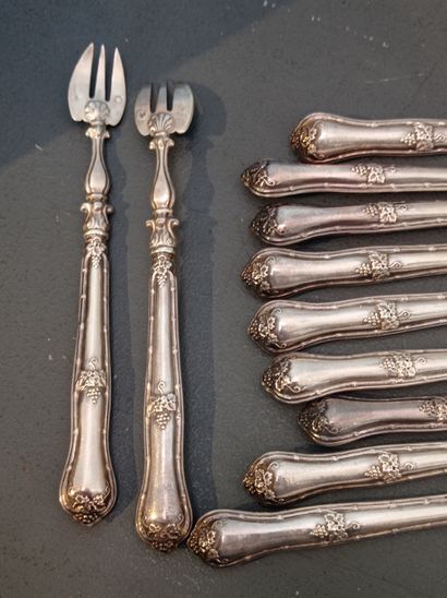 Series of 12 oyster forks
In silver 950 °/°°
Decorated...
