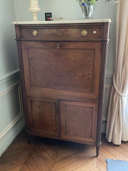 Secretary with flap
In mahogany and mahogany...