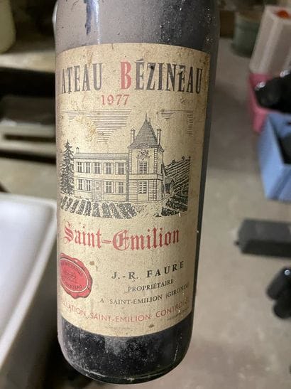 2 Blles (red) Château Bézineau, 1977
Saint-Emilion...