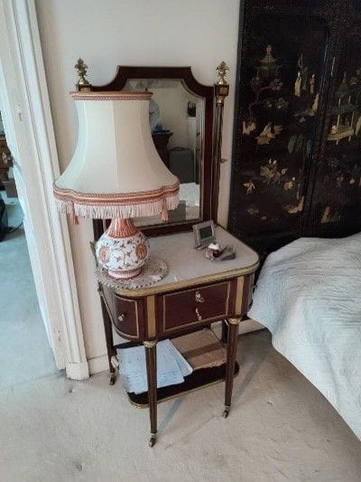 Dressing table
In wood veneer
A white marble...