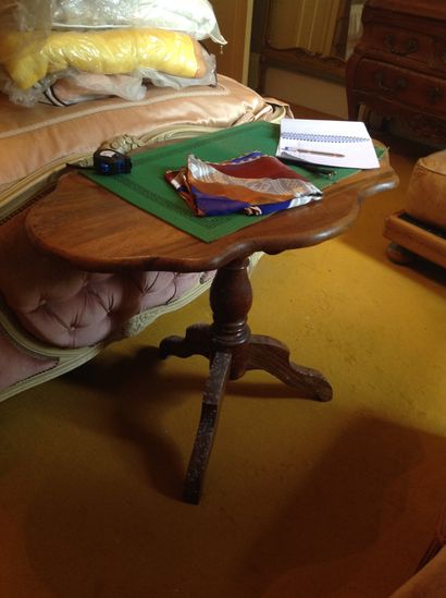 Middle table
In natural wood
The top of violonnée...